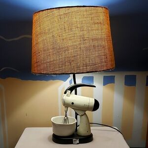 Hand mixer table lamp